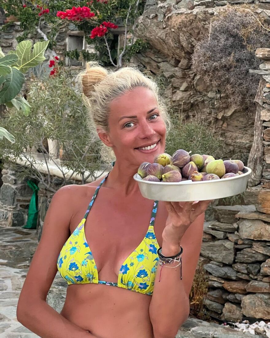 Ζέτα Μακρυπούλια: Μαζεύει σύκα στις καλοκαιρινές της διακοπές