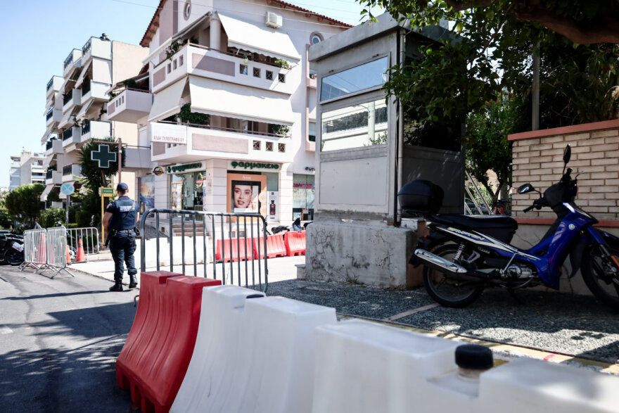 Άγιος Δημήτριος: Πυροβολισμοί έξω από αστυνομικό τμήμα - Δείτε φωτογραφίες