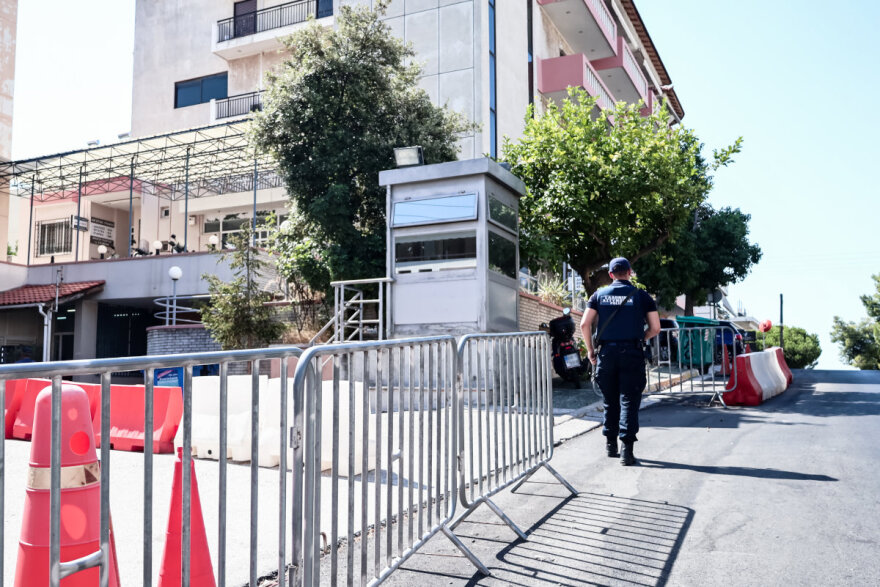 Άγιος Δημήτριος: Πυροβολισμοί έξω από αστυνομικό τμήμα - Δείτε φωτογραφίες