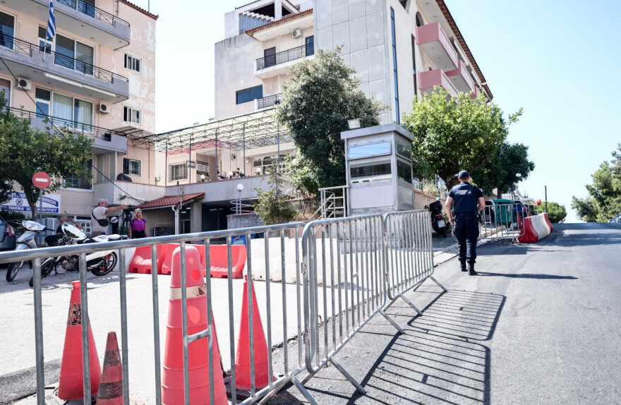 Άγιος Δημήτριος: Πυροβολισμοί έξω από αστυνομικό τμήμα - Δείτε φωτογραφίες