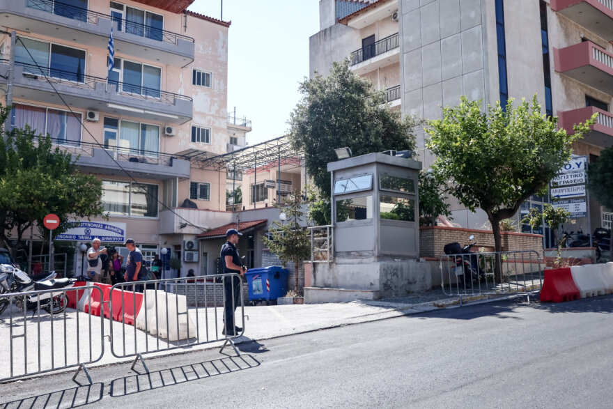 Άγιος Δημήτριος: Πυροβολισμοί έξω από αστυνομικό τμήμα - Δείτε φωτογραφίες