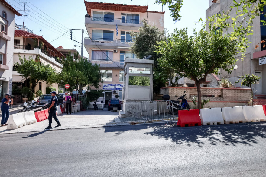 Άγιος Δημήτριος: Πυροβολισμοί έξω από αστυνομικό τμήμα - Δείτε φωτογραφίες