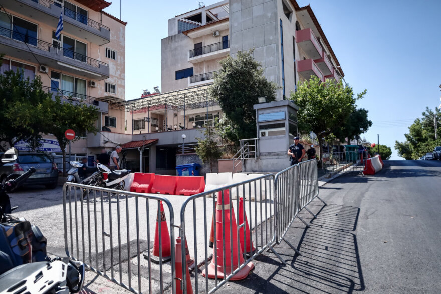 Άγιος Δημήτριος: Πυροβολισμοί έξω από αστυνομικό τμήμα - Δείτε φωτογραφίες