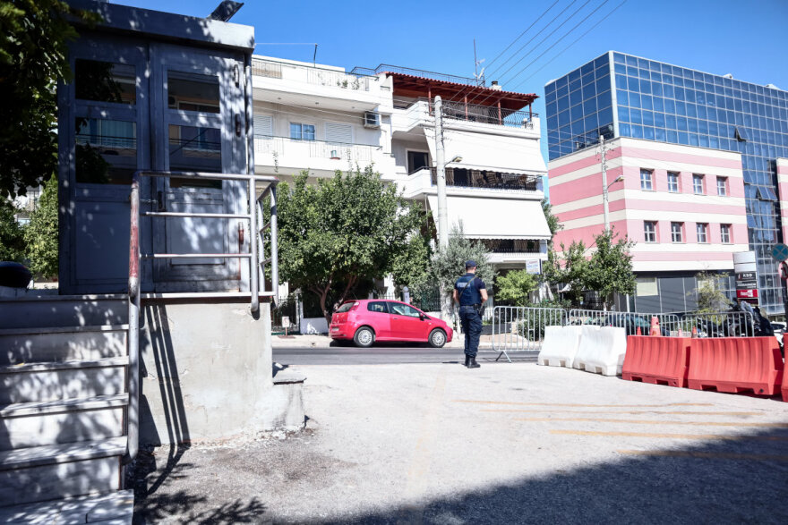 Άγιος Δημήτριος: Πυροβολισμοί έξω από αστυνομικό τμήμα - Δείτε φωτογραφίες