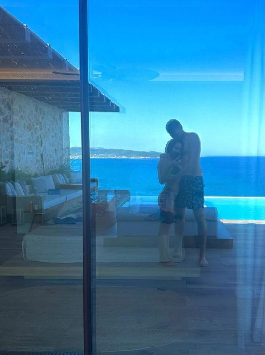 Φουλ ερωτευμένοι Βεζένκοβ και Ελευθεριάδου: «Ένα καλοκαίρι που θα θυμόμαστε» - Δείτε φωτογραφίες 