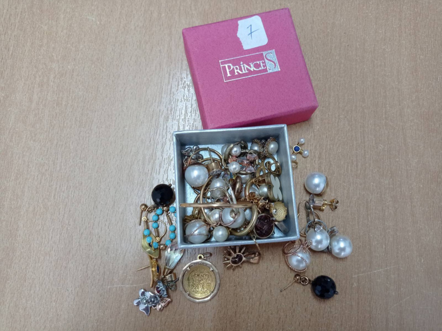 Με BMW και χρυσά Rolex κυκλοφορούσαν Βούλγαροι που παρίσταναν τους αστυνομικούς - Δείτε φωτογραφίες 