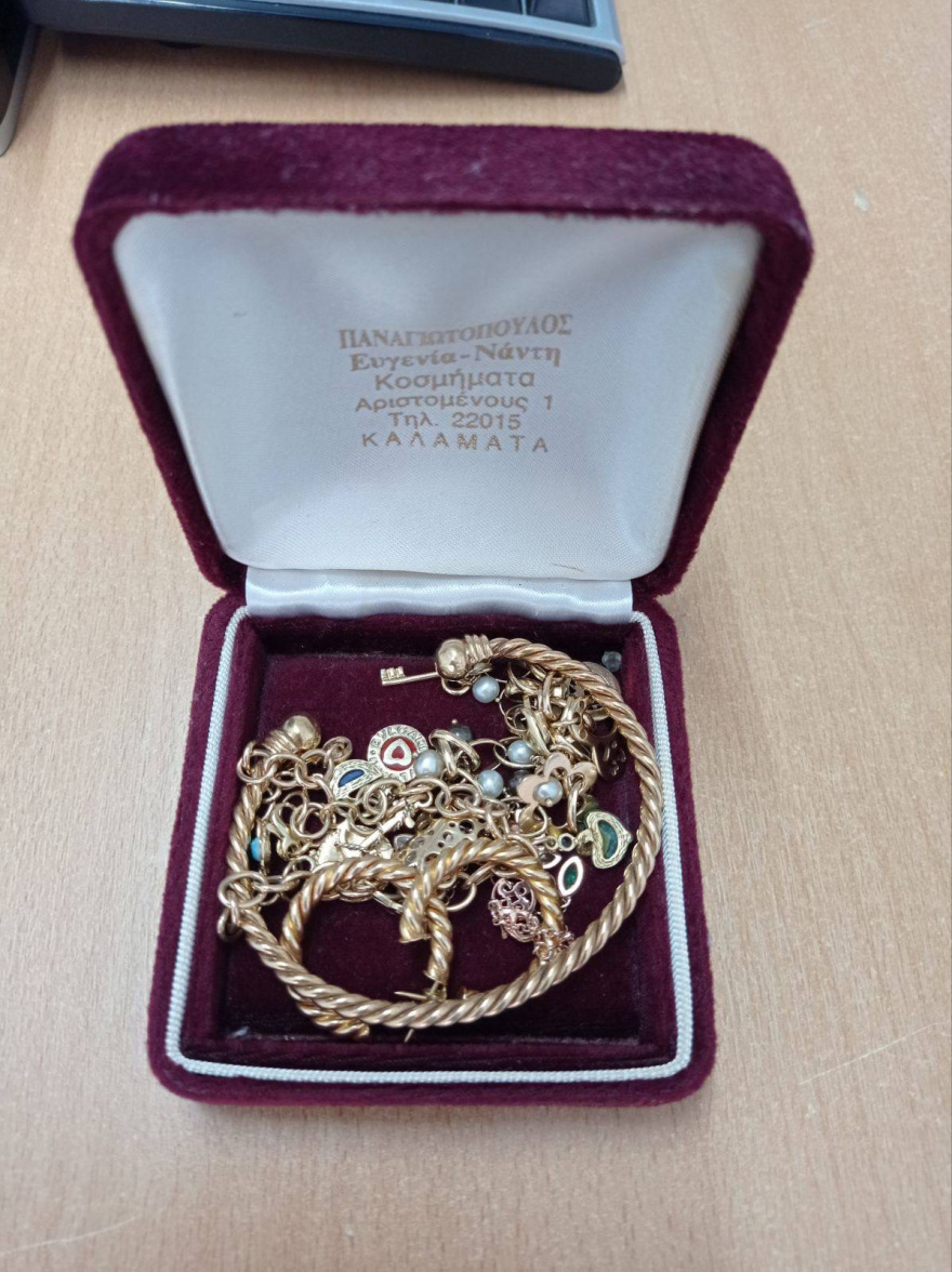 Με BMW και χρυσά Rolex κυκλοφορούσαν Βούλγαροι που παρίσταναν τους αστυνομικούς - Δείτε φωτογραφίες 