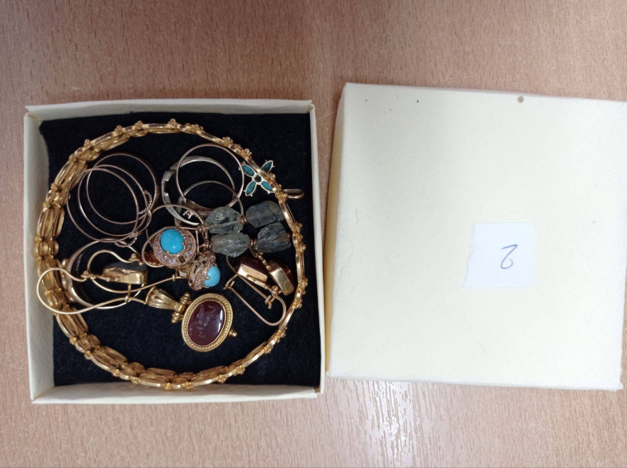 Με BMW και χρυσά Rolex κυκλοφορούσαν Βούλγαροι που παρίσταναν τους αστυνομικούς - Δείτε φωτογραφίες 