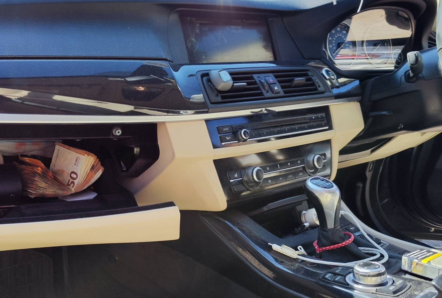 Με BMW και χρυσά Rolex κυκλοφορούσαν Βούλγαροι που παρίσταναν τους αστυνομικούς - Δείτε φωτογραφίες 