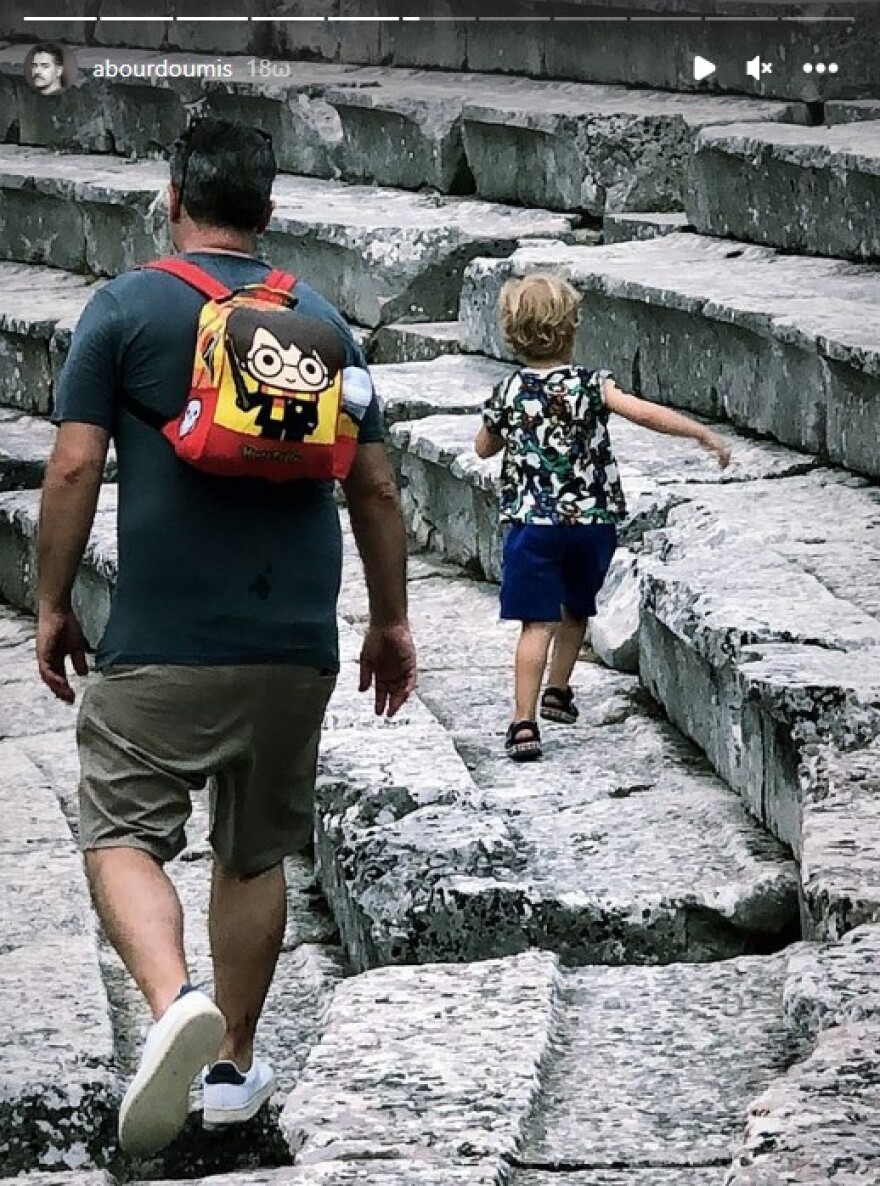 Αλέξανδρος Μπουρδούμης: Με τον γιο του στο αρχαίο θέατρο της Επιδαύρου