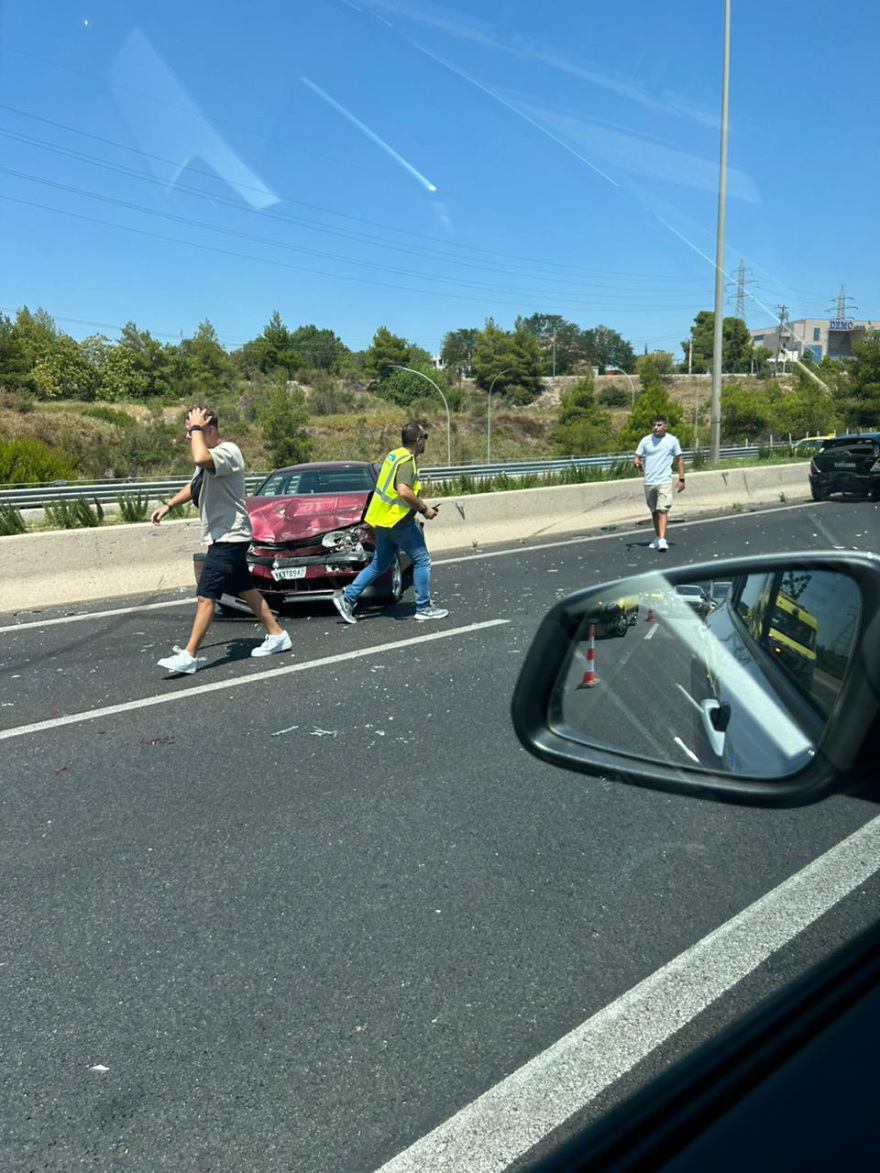 Καραμπόλα τεσσάρων αυτοκίνητων στην Αθηνών-Λαμίας στο ύψος του Αγίου Στεφάνου - Δείτε φωτογραφίες