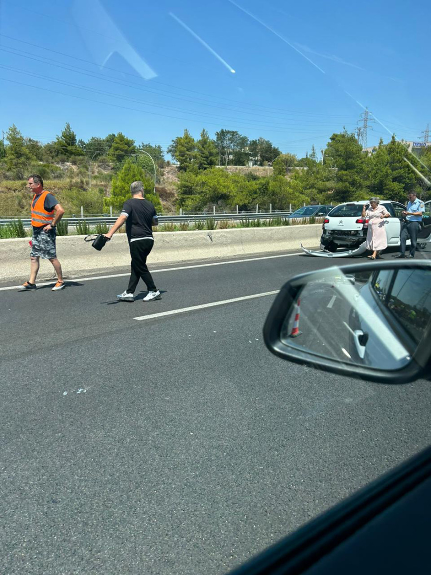 Καραμπόλα τεσσάρων αυτοκίνητων στην Αθηνών-Λαμίας στο ύψος του Αγίου Στεφάνου - Δείτε φωτογραφίες