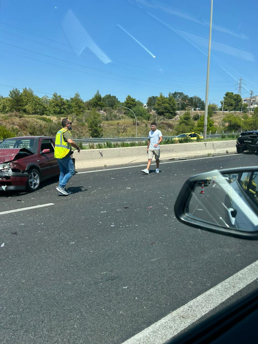 Καραμπόλα τεσσάρων αυτοκίνητων στην Αθηνών-Λαμίας στο ύψος του Αγίου Στεφάνου - Δείτε φωτογραφίες