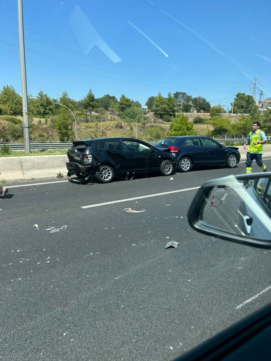 Καραμπόλα τεσσάρων αυτοκίνητων στην Αθηνών-Λαμίας στο ύψος του Αγίου Στεφάνου - Δείτε φωτογραφίες