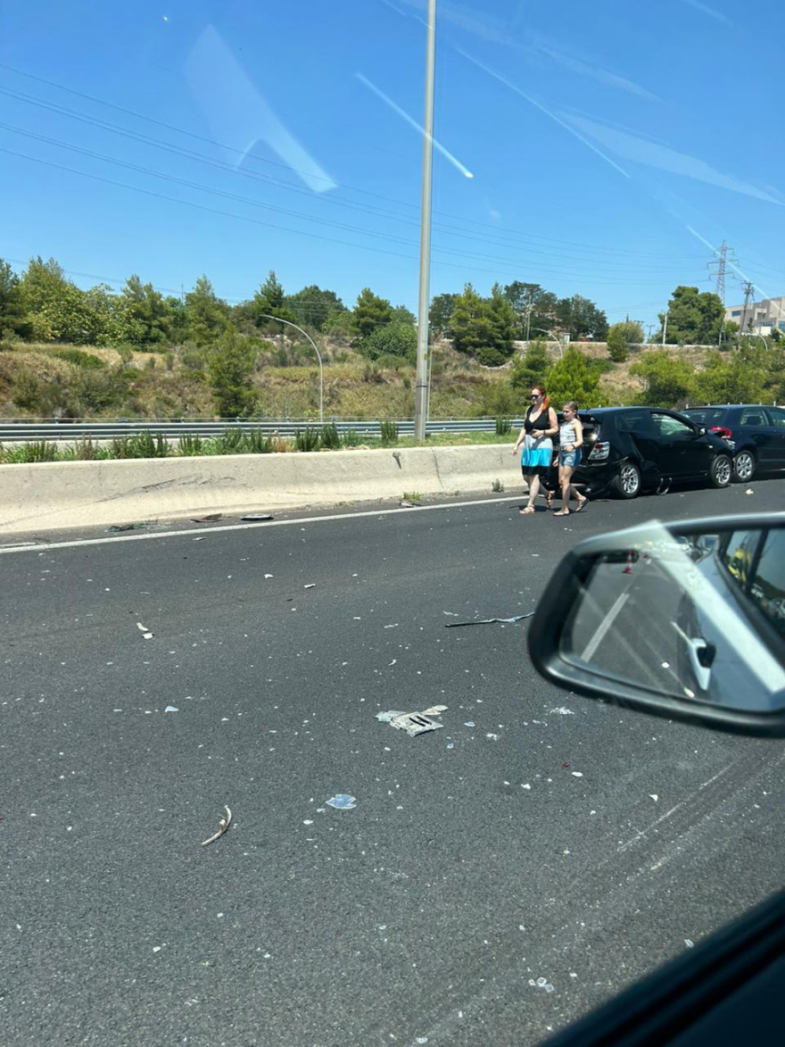 Καραμπόλα τεσσάρων αυτοκίνητων στην Αθηνών-Λαμίας στο ύψος του Αγίου Στεφάνου - Δείτε φωτογραφίες