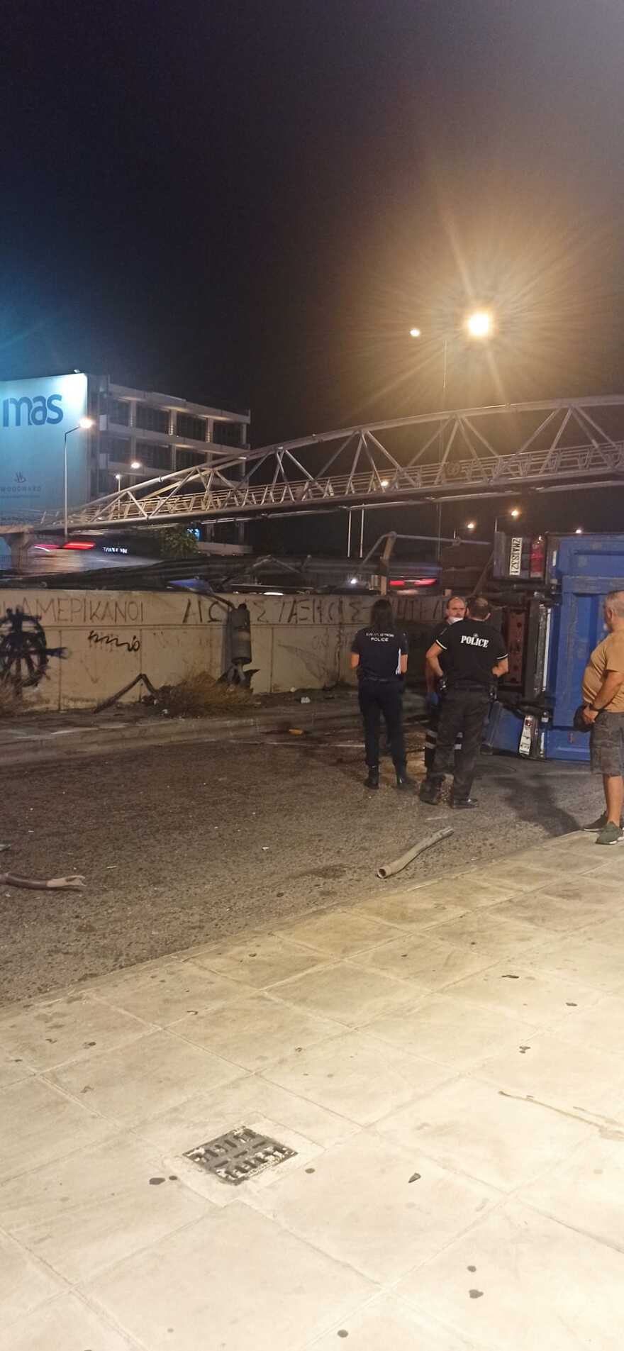 Τροχαίο στον Κηφισό – Φορτηγό προσέκρουσε στις μπάρες και κατέληξε στον παράδρομο