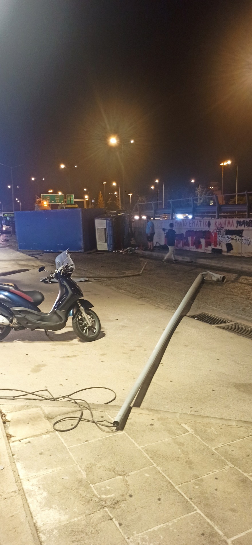 Τροχαίο στον Κηφισό – Φορτηγό προσέκρουσε στις μπάρες και κατέληξε στον παράδρομο