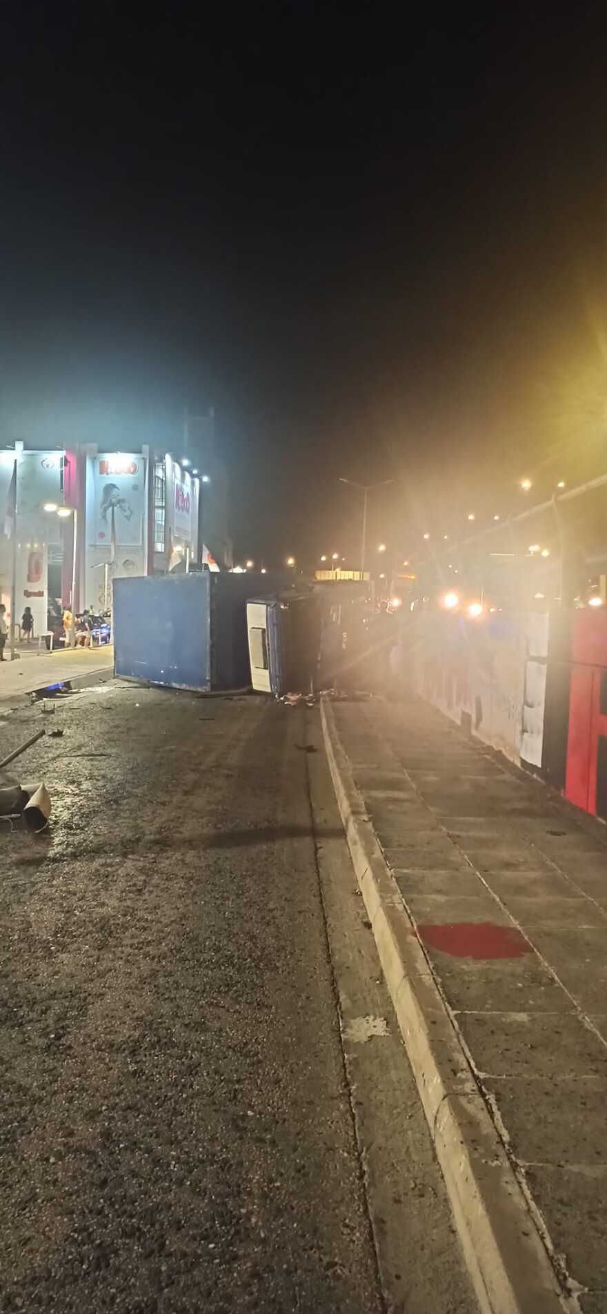 Τροχαίο στον Κηφισό – Φορτηγό προσέκρουσε στις μπάρες και κατέληξε στον παράδρομο