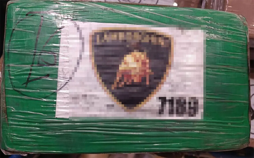 Βρήκαν 64 κιλά κοκαΐνης σε κοντέινερ με γαρίδες στον Πειραιά  - Δείτε σε βίντεο πώς τα εντόπισαν