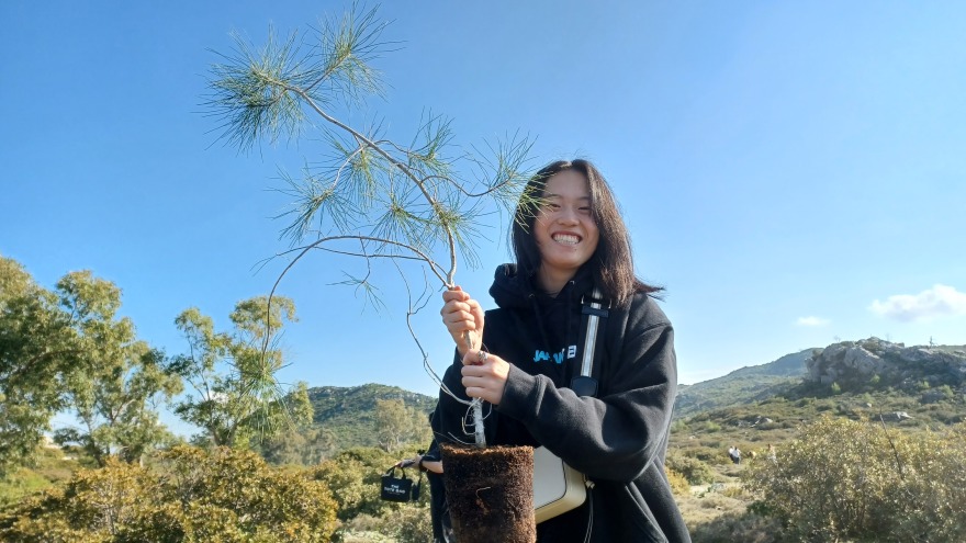 Ρόδος: Η περιβαλλοντική οργάνωση που κάνει αναδασώσεις έγινε πρωτοσέλιδο στη Le Monde