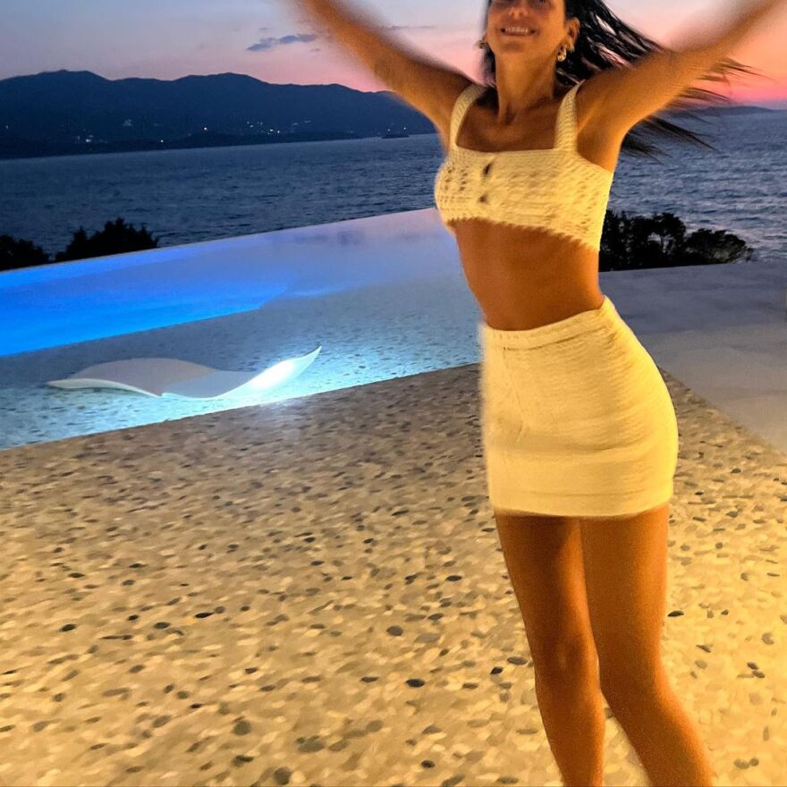 Ντούα Λίπα: Πόζαρε με διάφανο φόρεμα και μαύρο μπικίνι από τις διακοπές της