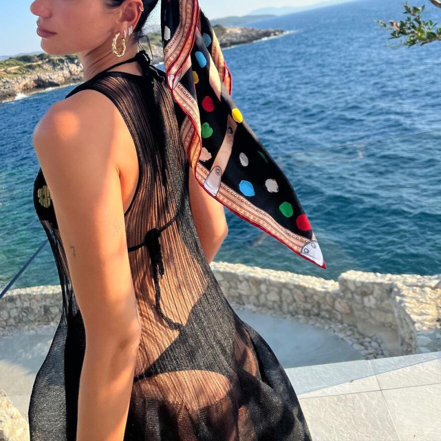 Ντούα Λίπα: Πόζαρε με διάφανο φόρεμα και μαύρο μπικίνι από τις διακοπές της