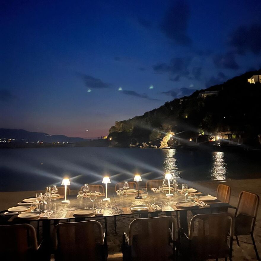 Ντούα Λίπα: Πόζαρε με διάφανο φόρεμα και μαύρο μπικίνι από τις διακοπές της