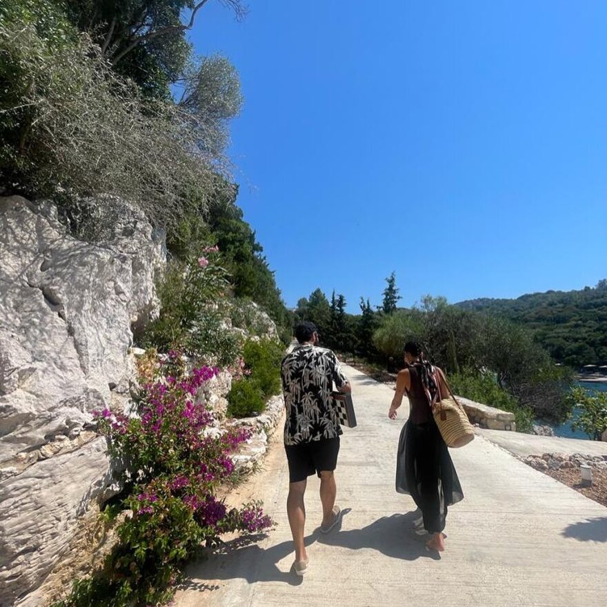 Ντούα Λίπα: Πόζαρε με διάφανο φόρεμα και μαύρο μπικίνι από τις διακοπές της