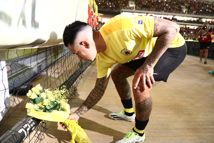 Τρομερή στιγμή στην OPAP Arena - Ο Αραούχο αγγίζει την  φωτογραφία του Μιχάλη - Δείτε φωτογραφία 