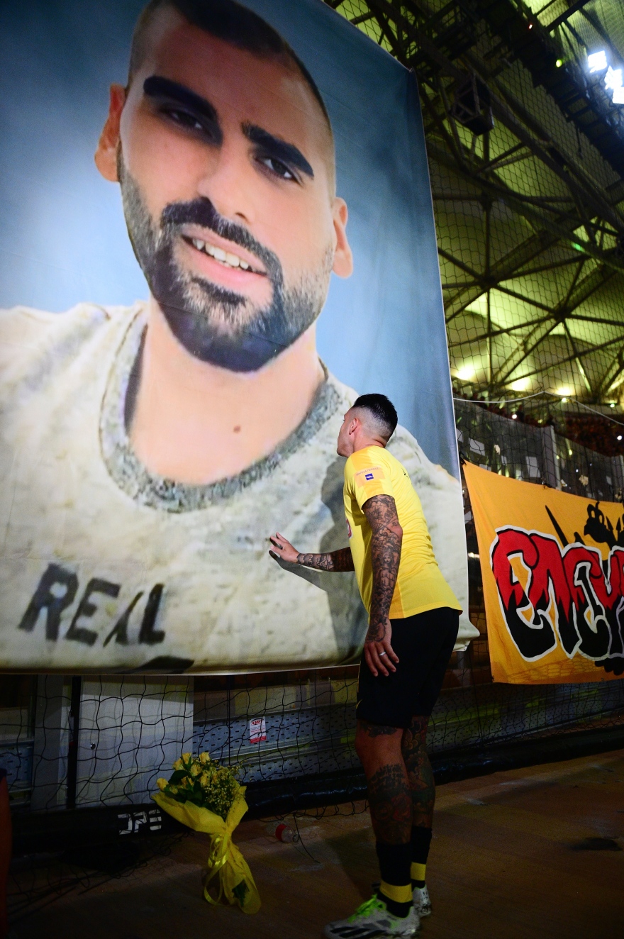 Τρομερή στιγμή στην OPAP Arena - Ο Αραούχο αγγίζει την  φωτογραφία του Μιχάλη - Δείτε φωτογραφία 