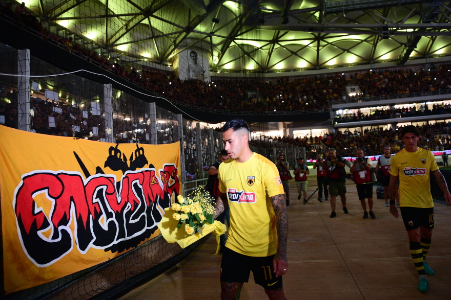 Τρομερή στιγμή στην OPAP Arena - Ο Αραούχο αγγίζει την  φωτογραφία του Μιχάλη - Δείτε φωτογραφία 