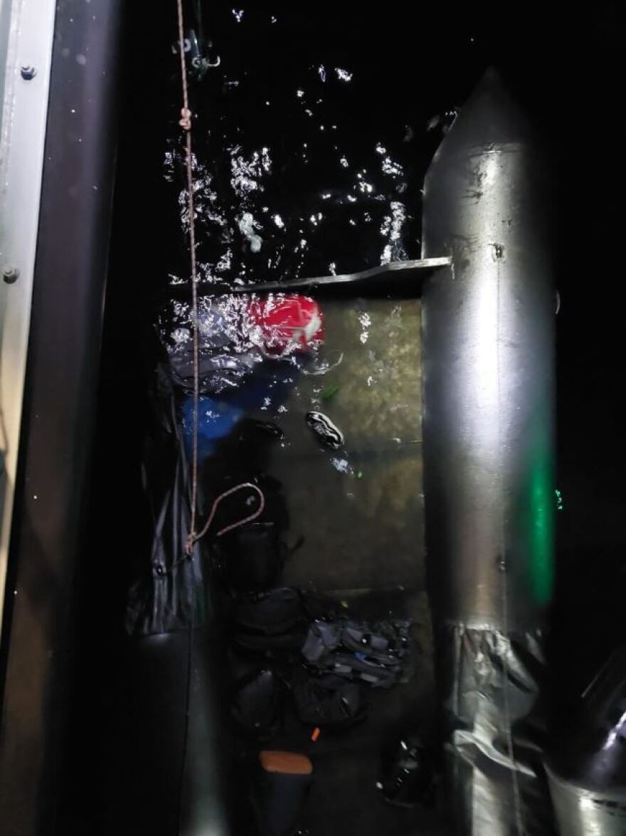 Λέσβος: Μετανάστες «βούλιαξαν» τη λέμβο τους, μόλις είδαν σκάφος του Λιμενικού - Επέβαιναν 41 άτομα (βίντεο)