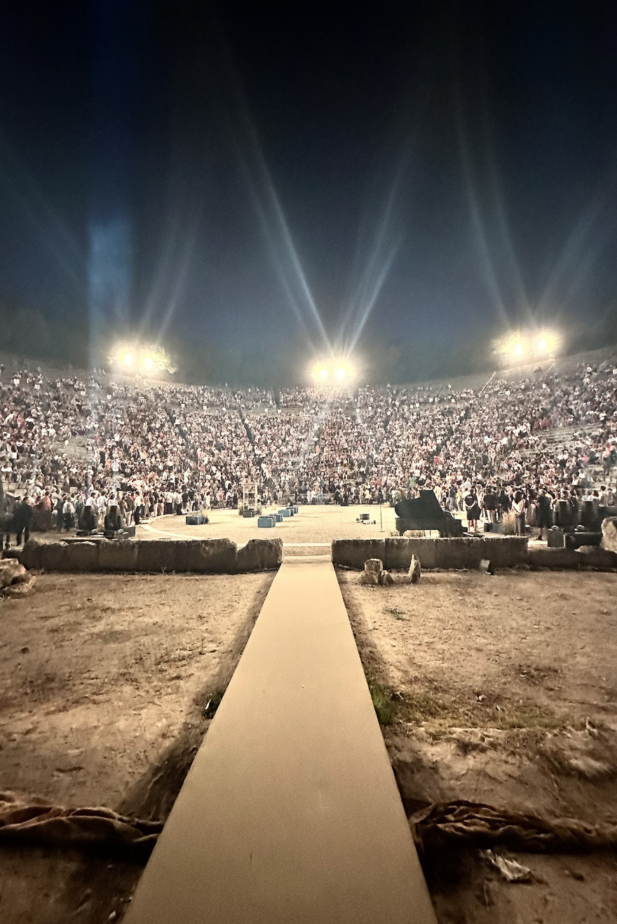 Αρχαίο Θέατρο Επιδαύρου: Αποθεώθηκαν οι συγκλονιστικές «Τρωάδες» - Δείτε φωτογραφίες