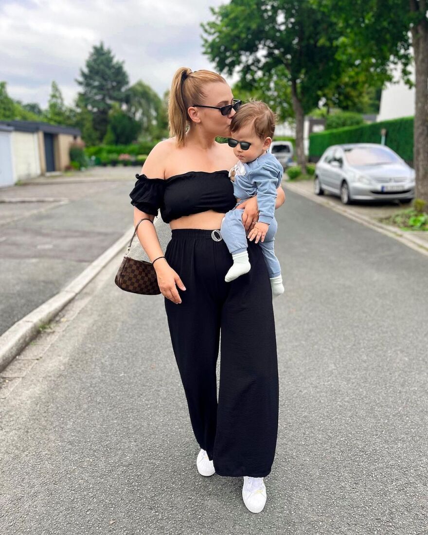 Λάουρα Νάργες: Η βόλτα με τον γιο της στη γειτονιά που μεγάλωσε - «Σε αυτόν τον δρόμο μεγάλωσε η μαμά»