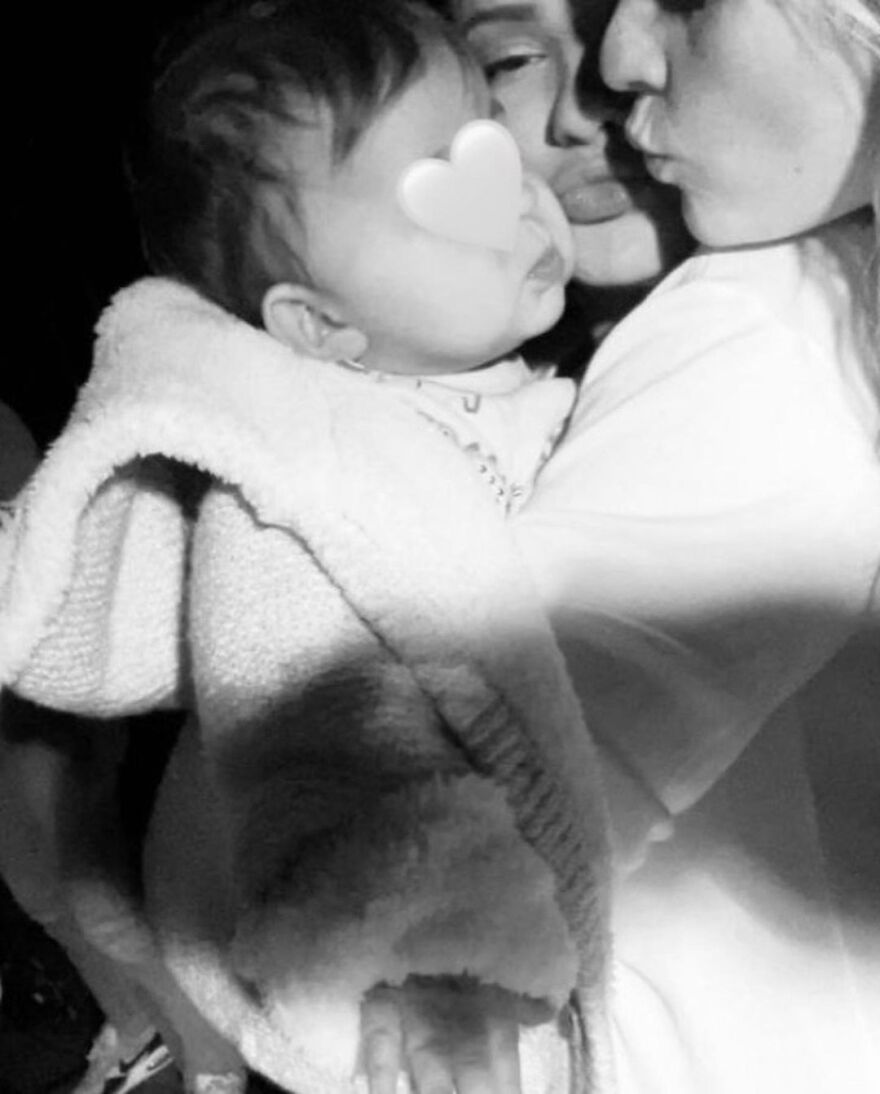 Λάουρα Νάργες: Η βόλτα με τον γιο της στη γειτονιά που μεγάλωσε - «Σε αυτόν τον δρόμο μεγάλωσε η μαμά»