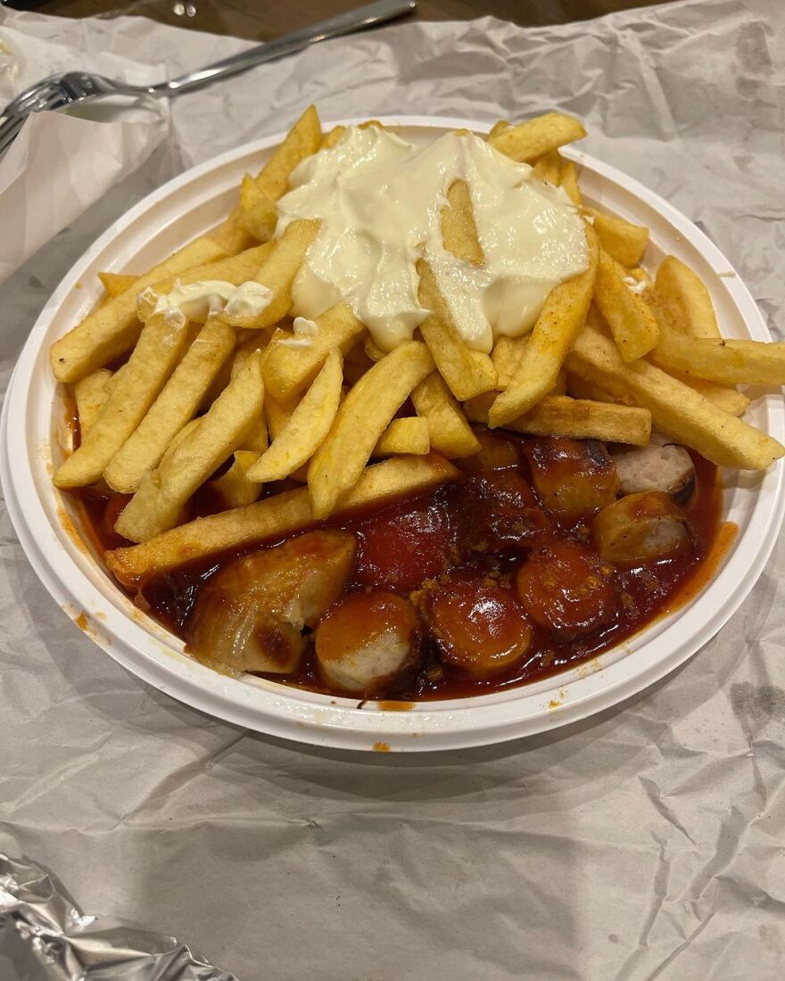 Λάουρα Νάργες: Η βόλτα με τον γιο της στη γειτονιά που μεγάλωσε - «Σε αυτόν τον δρόμο μεγάλωσε η μαμά»