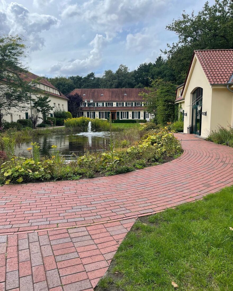 Λάουρα Νάργες: Η βόλτα με τον γιο της στη γειτονιά που μεγάλωσε - «Σε αυτόν τον δρόμο μεγάλωσε η μαμά»