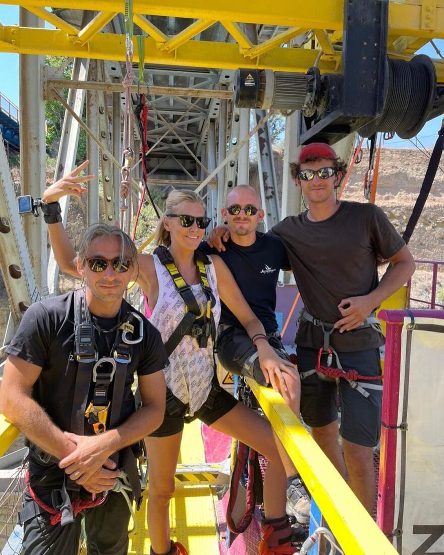 Βίντεο: Η Σάσα Σταμάτη έκανε bungee jumping από τον Ισθμό της Κορίνθου