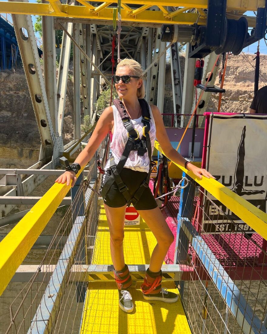 Βίντεο: Η Σάσα Σταμάτη έκανε bungee jumping από τον Ισθμό της Κορίνθου