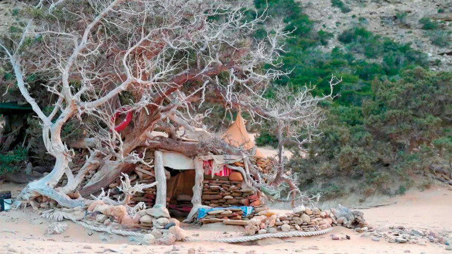 Γαύδος: «Πόλεμος» για τον τελευταίο παράδεισο των γυμνιστών - Δεν τους θέλει η δήμαρχος, απαντούν με «τσιτσίδια και ντυμένα, όλα ενωμένα»