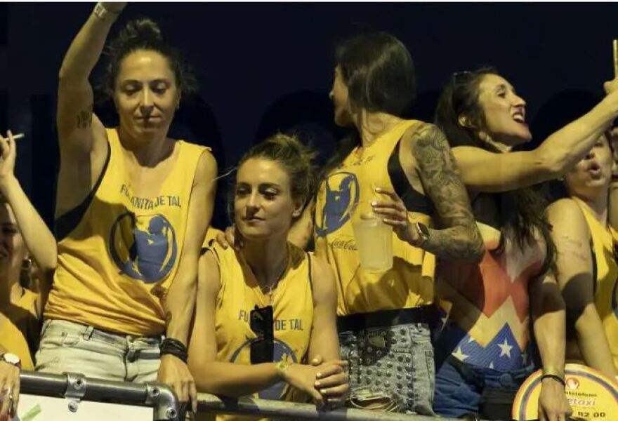 Σάλος στην Ισπανία: Ο πρόεδρος της ομοσπονδίας ποδοσφαίρου φίλησε στο στόμα παίκτρια κατά τη διάρκεια της απονομής -  Βίντεο 