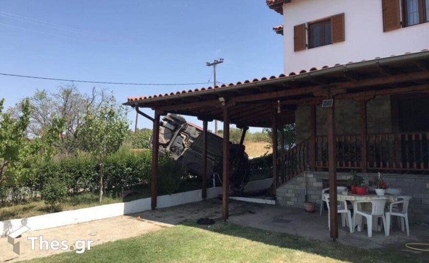 Θεσσαλονίκη: Αυτοκίνητο «προσγειώθηκε» σε σπίτι στο Φίλυρο - Δείτε βίντεο και φωτογραφίες