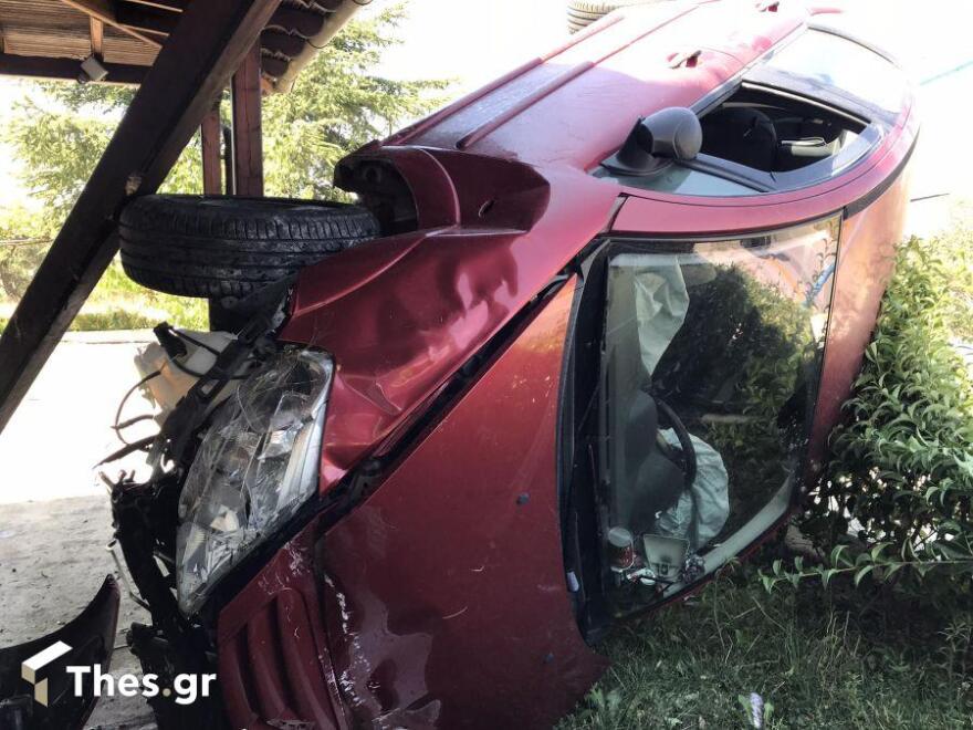 Θεσσαλονίκη: Αυτοκίνητο «προσγειώθηκε» σε σπίτι στο Φίλυρο - Δείτε βίντεο και φωτογραφίες