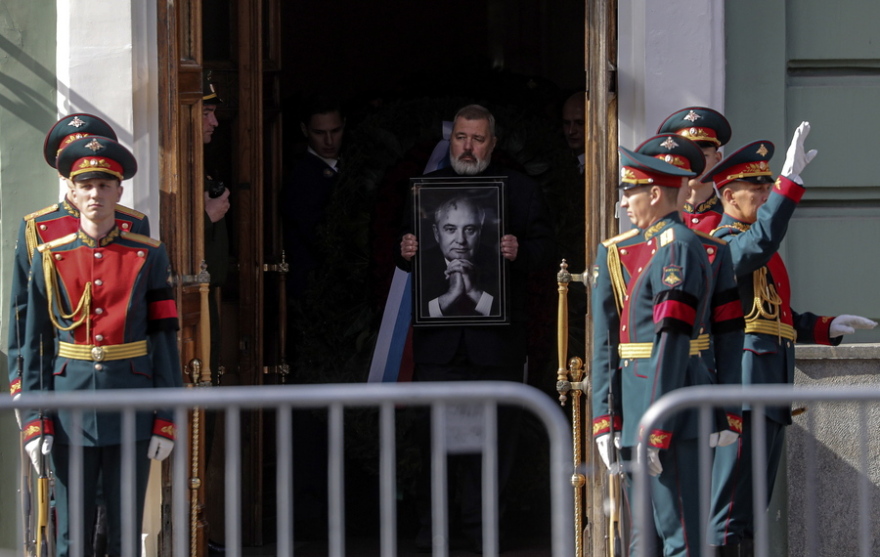 Ντμίτρι Μουράτοφ: Ποιος είναι ο βραβευμένος με Νόμπελ και εκδότης της μοναδικής ανεξάρτητης εφημερίδας της Ρωσίας