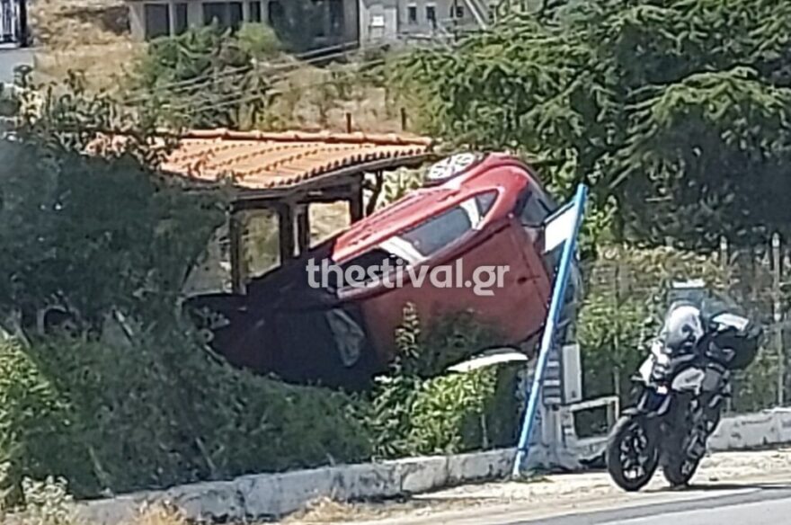 Θεσσαλονίκη: Αυτοκίνητο «προσγειώθηκε» σε σπίτι στο Φίλυρο - Δείτε βίντεο και φωτογραφίες