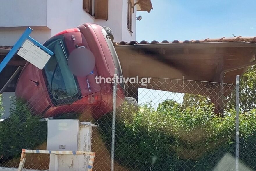 Θεσσαλονίκη: Αυτοκίνητο «προσγειώθηκε» σε σπίτι στο Φίλυρο - Δείτε βίντεο και φωτογραφίες