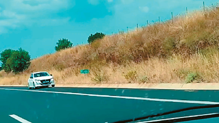 Μεταναστευτικό: Μπλόκο με καρφιά και οκτώ τεθωρακισμένα Typhoon