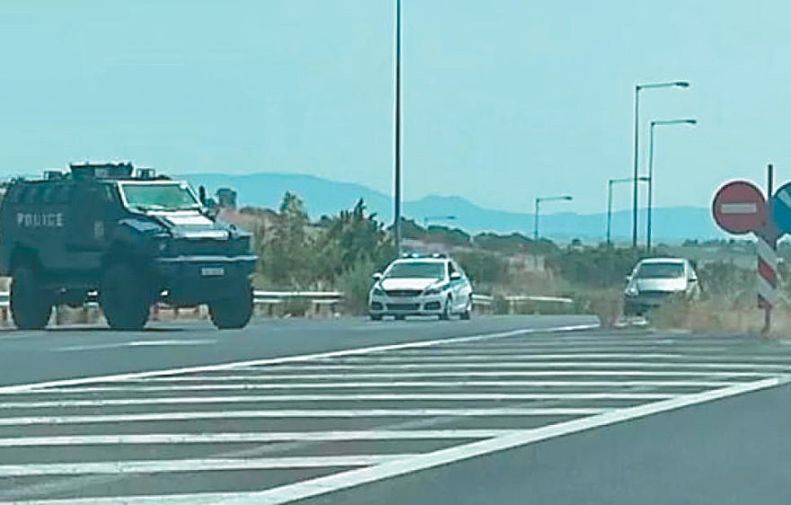 Μεταναστευτικό: Μπλόκο με καρφιά και οκτώ τεθωρακισμένα Typhoon