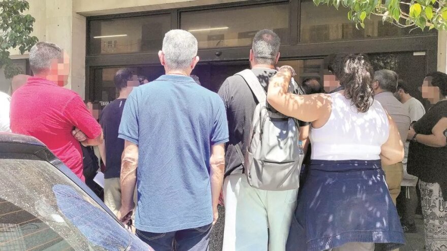 Νέες ταυτότητες: Ουρές σε αστυνομικά τμήματα για επανέκδοση των παλιών ταυτοτήτων - Οργανώνονται συλλαλητήρια 