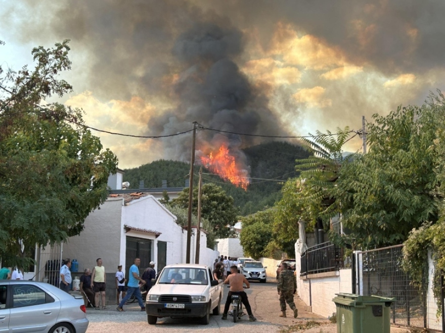 Φωτιά στη Ροδόπη: Σπίτια παραδόθηκαν στις φλόγες στον Σώστη - Εκκενώθηκαν έξι οικισμοί (βίντεο και φωτογραφίες)